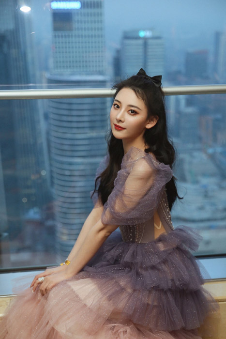 刘芷微紫色轻纱礼服气质优雅写真照