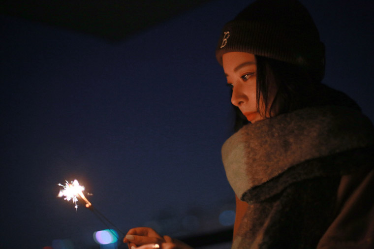 刘芷微冬日焰火唯美治愈写真照