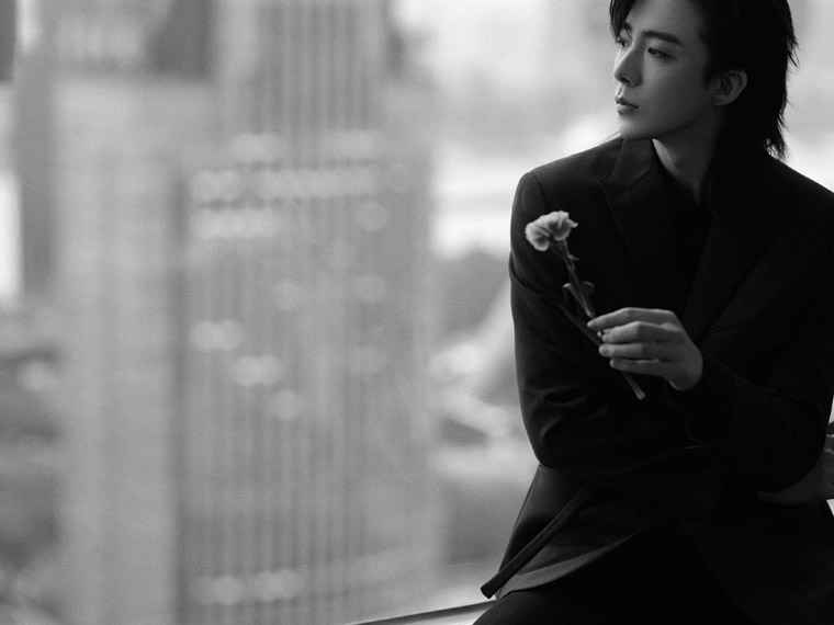 刘宇宁黑衬衫氛围感黑白质感写真照