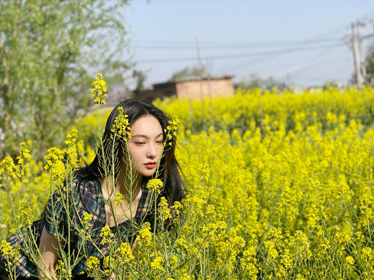 王可如油菜花田夏日清新写真照