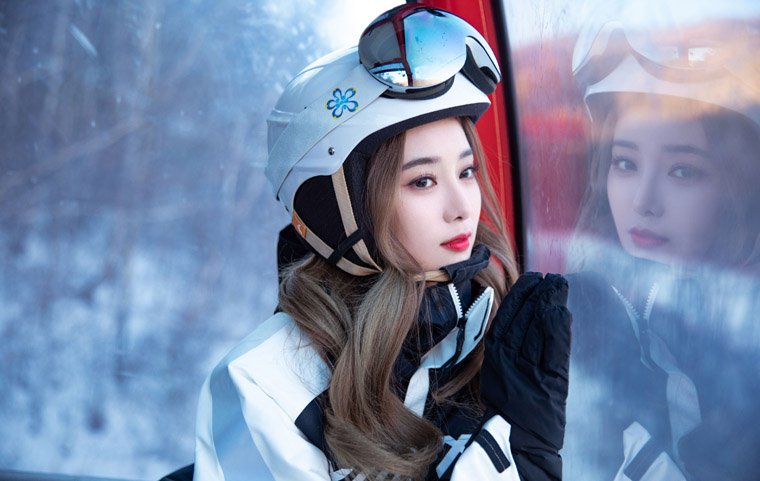 徐艺洋冬日滑雪氛围感写真照
