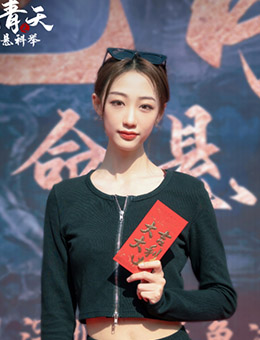 （杨诗倩饰演）