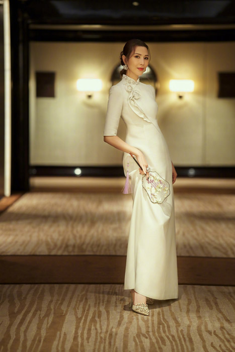 蔡少芬白色旗袍优雅大气写真照
