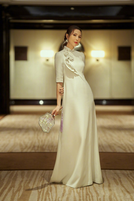 蔡少芬白色旗袍优雅大气写真照