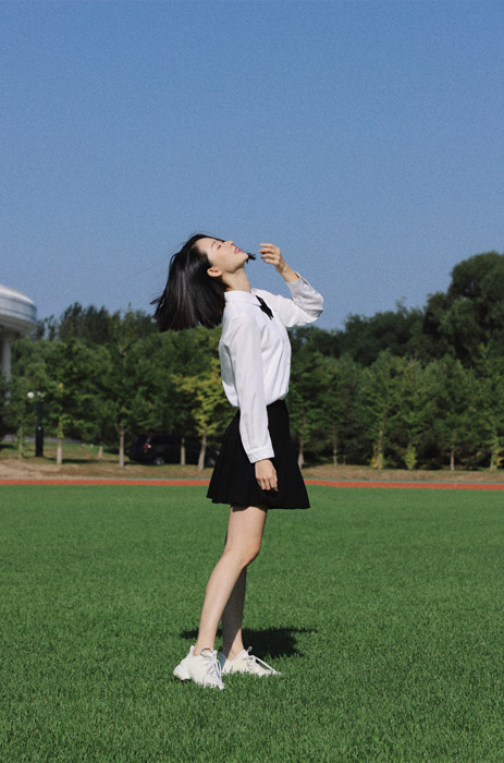 何雨虹校服清新甜美写真照