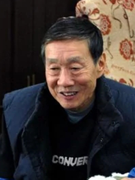 李月久（戈治均饰演）