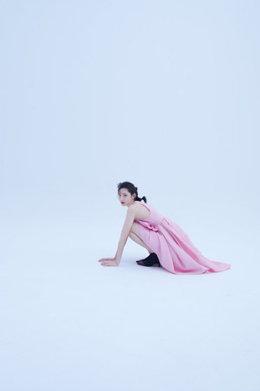 王莫涵粉色长裙可爱写真照片