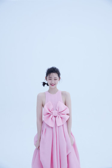 王莫涵粉色长裙可爱写真照片