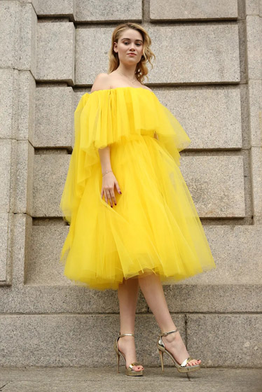 维吉尼亚·加德纳黄色纱裙气质写真照片