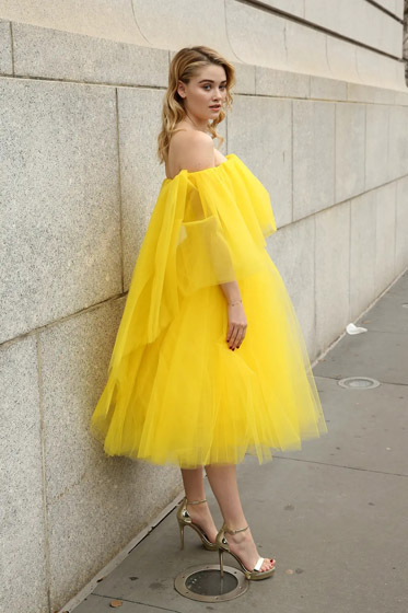 维吉尼亚·加德纳黄色纱裙气质写真照片