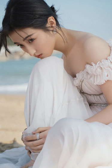 张子枫海边白裙优雅写真照片