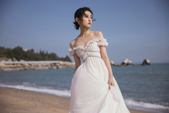 张子枫海边白裙优雅写真照片