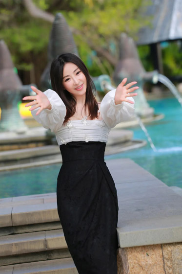 林静泳池性感妩媚写真照片