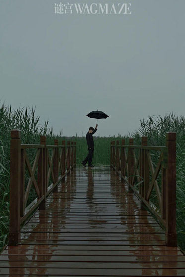 陆思恒雨中少年清新写真照片