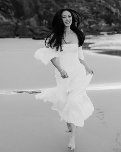 郭妃丽黑白沙滩写真照片