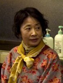 山下艳子（吉行和子饰演）