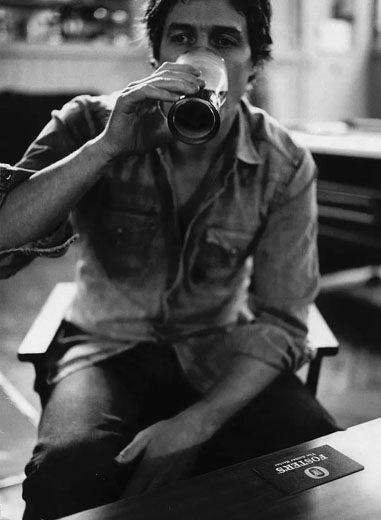 休·格兰特黑白慵懒感写真照片
