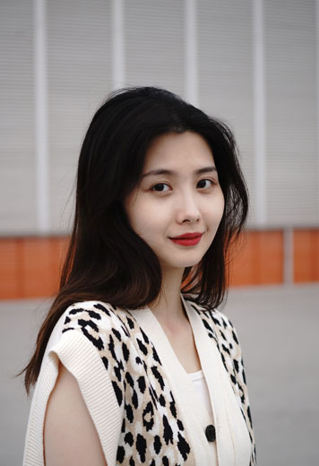 胡可女明艳大气写真照片