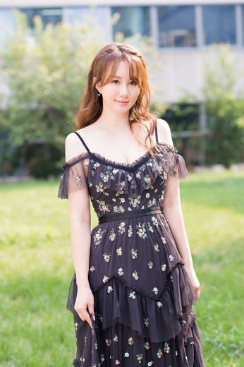 孟瑶优雅明艳写真照片