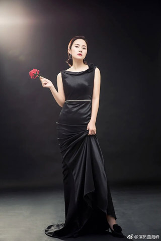 曲海峰黑色长裙优雅写真照片